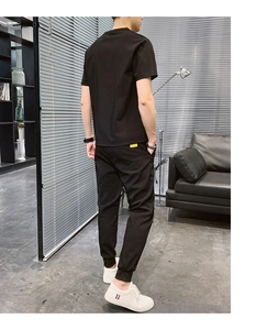 Vista posteriore di un set da uomo in seta ghiaccio nera con t-shirt corta e pantaloni sportivi