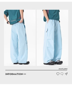 Vue détaillée du pantalon cargo large avec poches latérales et coupe décontractée