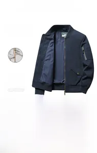 Dettaglio del bomber blu navy con colletto a costine e tasca funzionale sul braccio