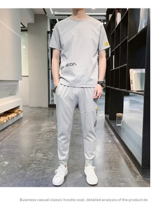 Dettaglio della maglietta in seta di ghiaccio grigio chiaro e pantaloni con stampa SI SEON