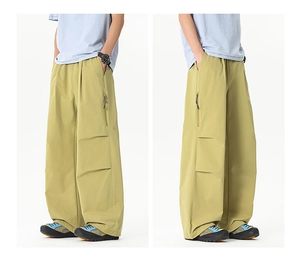 Vue détaillée du pantalon cargo ample avec poches zippées cachées et taille élastique