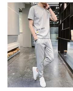 Dettaglio del set sportivo in seta di ghiaccio grigio chiaro con scritta IV.SI SEON