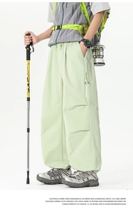 Détail du pantalon cargo large avec poches zippées invisibles et tissu à séchage rapide