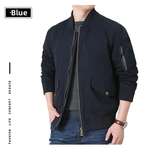 Dettaglio del bomber blu con colletto a costine e tasca pratica sulla manica