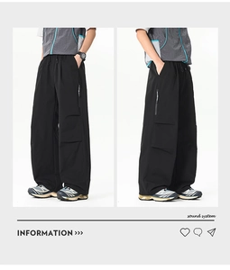 Détails du pantalon cargo noir avec grandes poches latérales et taille à cordon de serrage