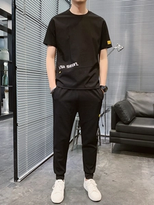 Set uomo t-shirt in seta di ghiaccio e pantaloni neri con stampa di lettere alla moda