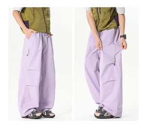 Détail du pantalon cargo lilas à jambes larges avec poches zippées et cordon de serrage