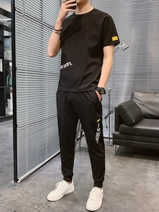 Completo sportivo da uomo in seta di ghiaccio con t-shirt nera a maniche corte e pantaloni
