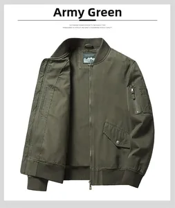 Dettaglio del bomber verde militare con tasca funzionale con cerniera sulla manica