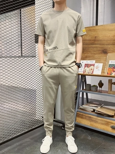 Completo estivo da uomo in seta di ghiaccio con t-shirt a maniche corte e pantaloni kaki