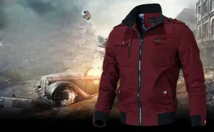 Détail d'une veste militaire bordeaux en coton avec poches poitrine et col côtelé