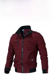 Détail de veste utilitaire en coton bordeaux avec épaulettes et poches de poitrine