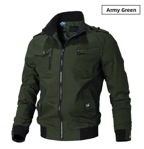 Détail de la veste militaire verte montrant les épaulettes et le col montant côtelé