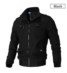 Détail d'une veste en coton style militaire avec épaulettes et poches fonctionnelles