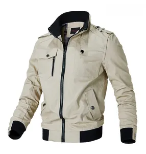 Détail de la veste militaire kaki montrant le col côtelé noir et les coutures