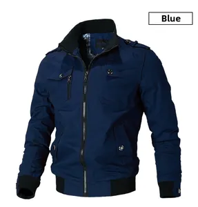Gros plan détaillé d'une veste en coton bleu foncé pour homme avec poches utilitaires