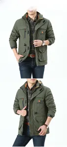 Detail der armeegrünen wasserdichten Kapuzenjacke mit Fleece-Futter und Rough-Stock-Print