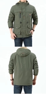 Detail der armygrünen Outdoorjacke mit Fleece-Futter und orangefarbenen Kontrastnähten