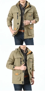 Detail der khakifarbenen Outdoor-Jacke mit Kapuze, ROUGH STOCK Print und Cargo-Taschen