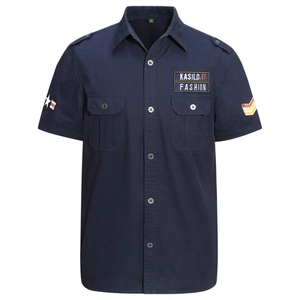 Chemise homme bleu marine à manches courtes style utilitaire avec poches et écussons