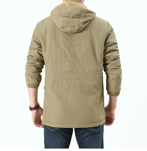 Detailansicht der gefütterten Herrenjacke mit Kapuze und elastischen Bündchen in Oliv