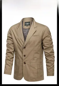 Dettaglio blazer casual kaki da uomo con chiusura a tre bottoni e fodera interna a righe
