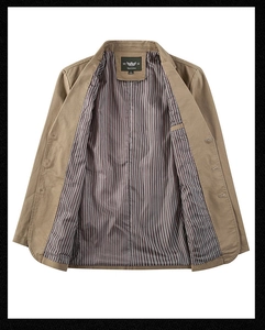 Dettaglio del blazer kaki con fodera interna a righe ed etichetta tessuta originale