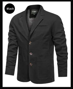 Dettaglio di blazer nero con revers classici, tre bottoni e colletto interno rigato