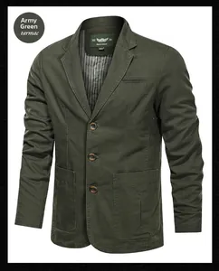 Dettaglio del blazer casual verde militare con tre bottoni e tasche a toppa esterne