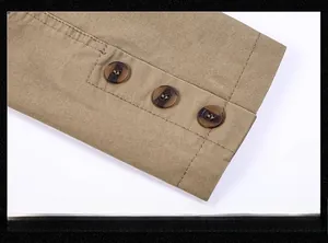 Dettaglio del polsino del blazer in twill kaki con tre bottoni ambrati e doppia cucitura