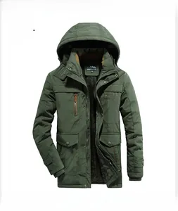 Détails de la parka verte avec doublure polaire chaude et broderie sur la poitrine