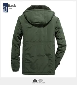 Vue arrière de la parka d'hiver vert armée avec capuche en fourrure et poignets côtelés