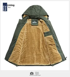 Vue détaillée d'une veste d'hiver vert militaire avec doublure en polaire kaki épaisse