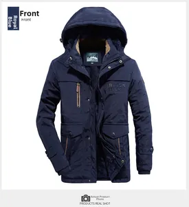 Détail de la parka d'hiver bleu roi montrant la doublure polaire épaisse et la broderie