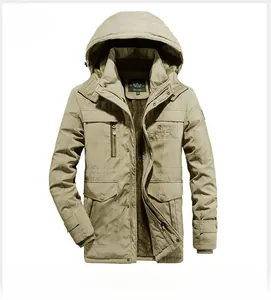 Détail de la parka d'hiver kaki montrant la doublure polaire brune et la fermeture double