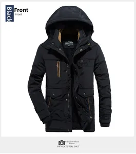Détail d'une veste d'hiver noire à capuche avec broderie et doublure polaire chaude