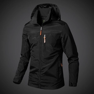 Chaqueta cortavientos negra para hombre con capucha, bolsillo en el pecho y tela técnica