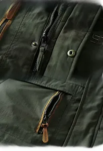 Détail de la veste d'extérieur vert armée avec fermeture éclair et languette en cuir