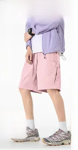 Détail du short cargo rose pâle à séchage rapide avec grandes poches et tissu technique