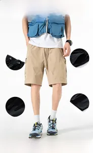 Détails du short cargo kaki avec taille élastique à cordon et grandes poches latérales