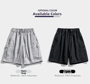 Détails de la texture 100% polyester et des poches cargo sur deux shorts d'été