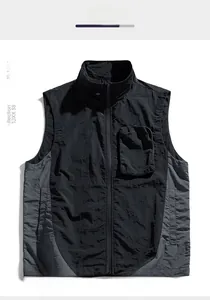 Dettaglio del gilet outdoor funzionale con tessuto in nylon e tasca sul petto con zip