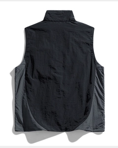 Dettaglio del gilet outdoor grigio antracite che mostra il design bicolore e la trama del tessuto