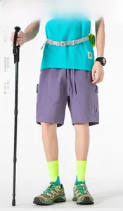 Détail d'un short cargo violet avec taille élastique à cordon et grandes poches cargo