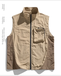 Dettaglio del gilet outdoor kaki con cuciture a contrasto e tasche utility funzionali