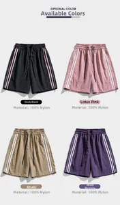 Dettaglio dei pantaloncini sportivi ad asciugatura rapida in quattro colori con strisce