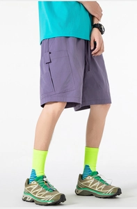 Détail du short cargo violet avec taille élastique, cordon et grandes poches latérales