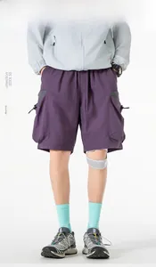 Detailansicht der violetten schnelltrocknenden Cargo-Shorts mit großen Taschen und Kordelzug