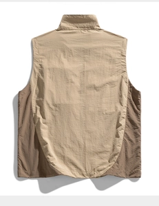 Vista posteriore del gilet outdoor kaki con pannelli marrone scuro e colletto alto