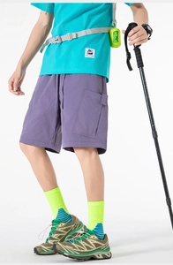 Détails du short cargo violet avec grandes poches latérales et texture en tissu respirant